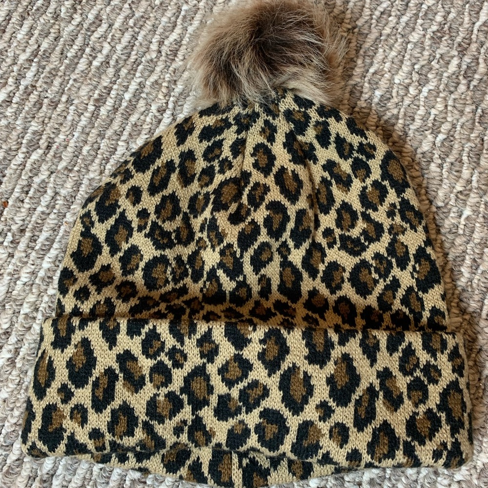 Leopard print beanie with Pom